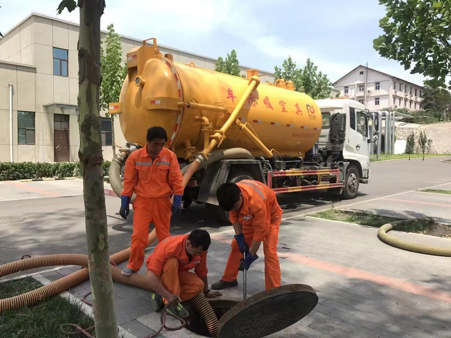 溧阳管道疏通车停在窨井附近