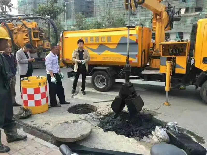溧阳街道：网格员化身“清道夫”，为民解忧疏通“堵心”化粪池