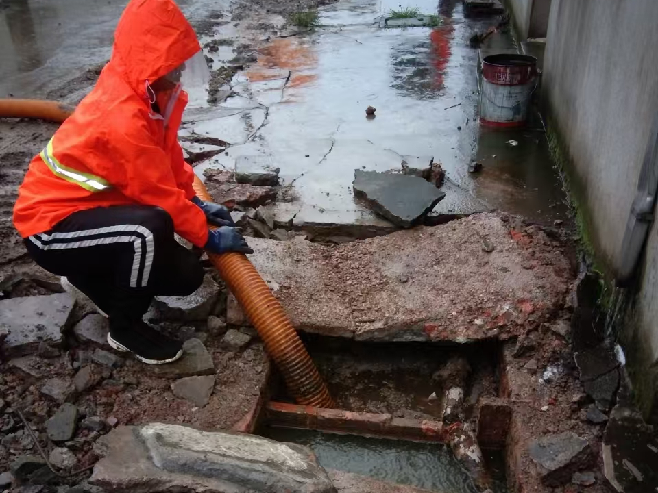 溧阳专业清理污水池 炜誉市政以规范流程守护城市 “肠道”